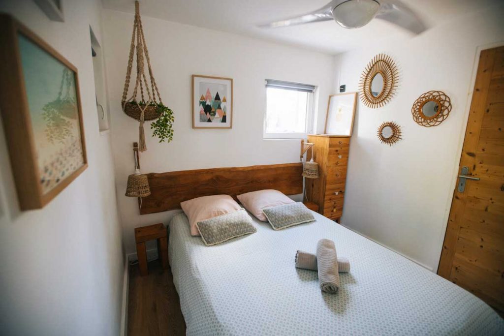 Chambre dans la surf house de Wood'n sea à Capbreton. crédit photo : Clara Ferrand - blog Wildroad