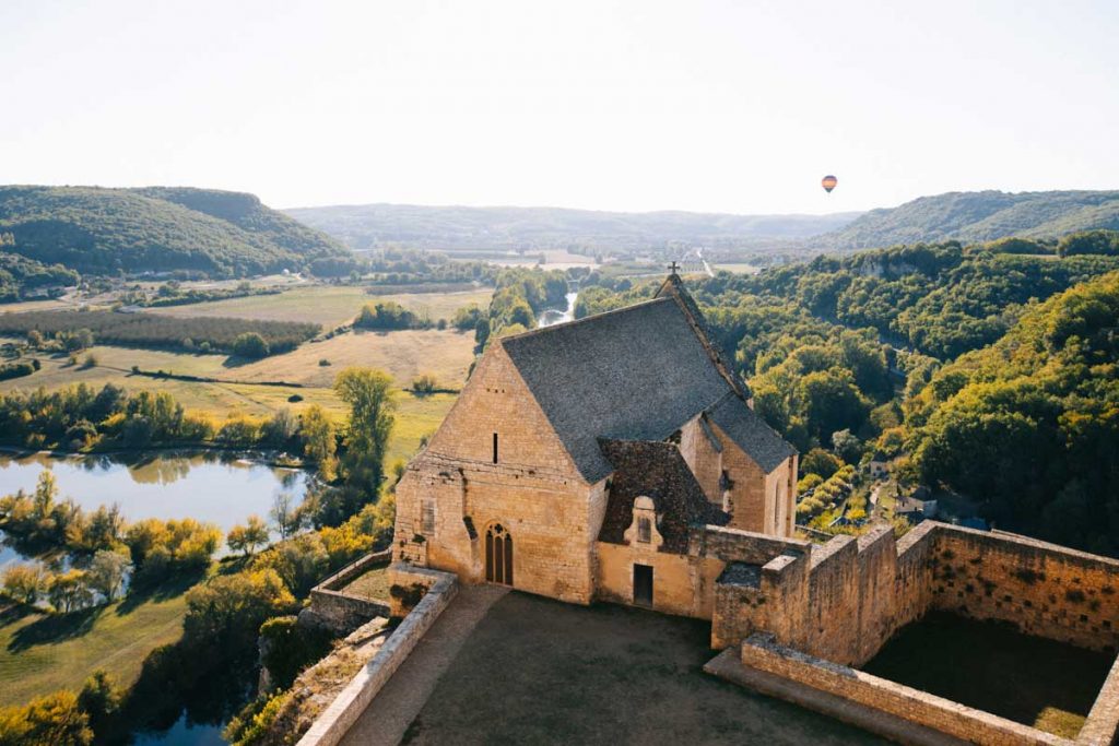 Le chateau de Beynac-et-Cazenac et les montgolfières de la vallée de la Dordogne. crédit photo : Clara Ferrand - blog WIldroad