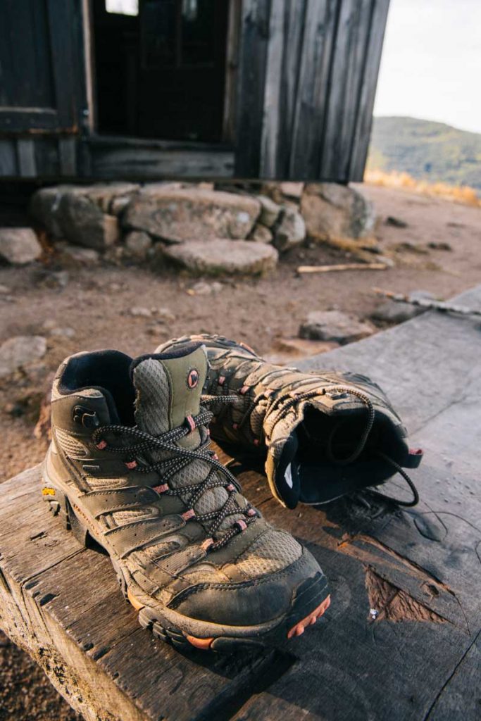 Les chaussures à prendre pour faire le chemin de Stevenson. crédit photo : Clara Ferrand - blog WIldroad