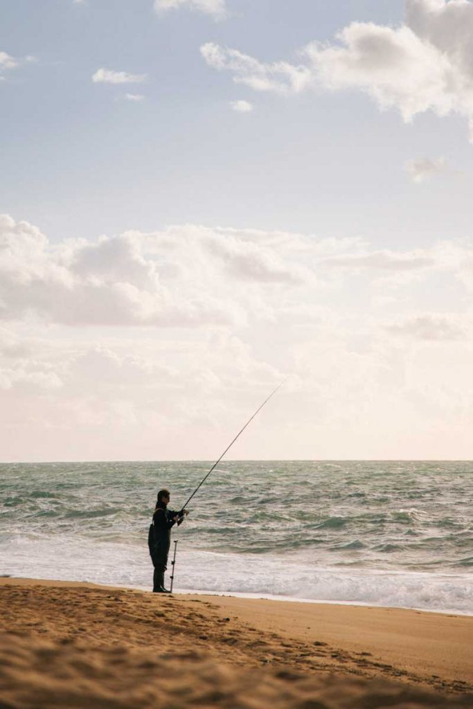 Pêcheur sur la côte landaise. crédit photo : Clara Ferrand - blog Wildroad