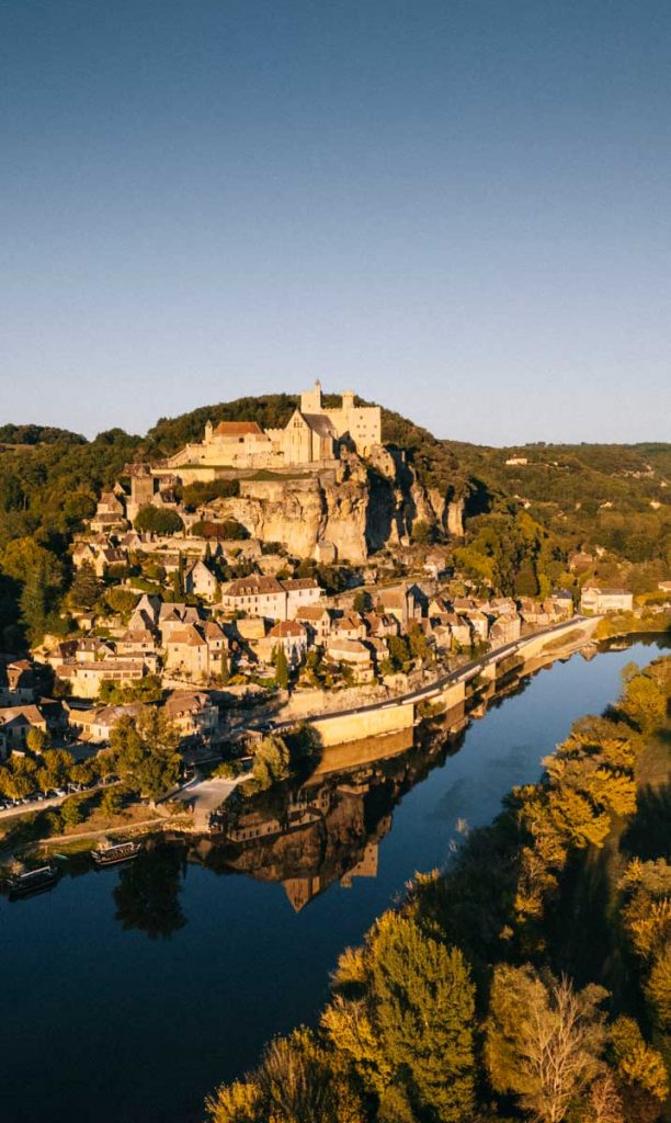 Le coucher de soleil sur le châteaux de Beynac-et-Cazenac. crédit photo : Clara Ferrand - blog Wildroad