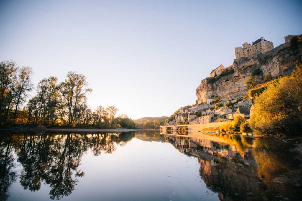 Coucher de soleil sur le châteaux de Beynac en Dordogne. crédit photo : Clara Ferrand - blog Wildroad