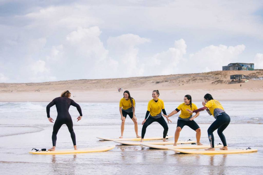 Cours collectif de surf sur une plage landaise. crédit photo : Clara Ferrand - blog Wildroad