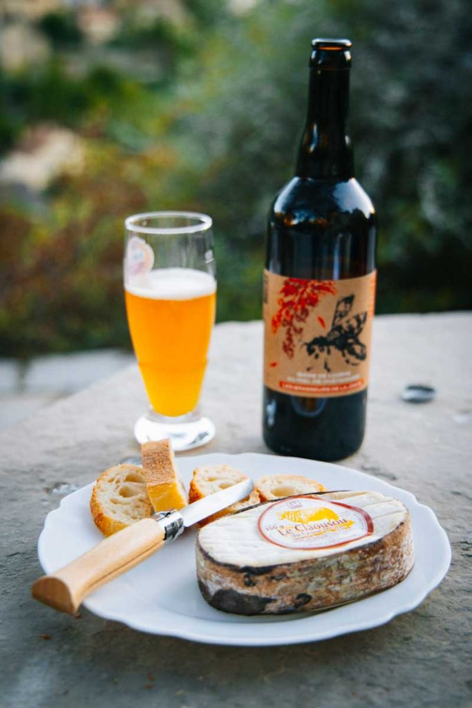 Dégustation de fromage de Brebis de Heyzelas le Claoussou. crédit photo : Clara Ferrand - blog Wildroad