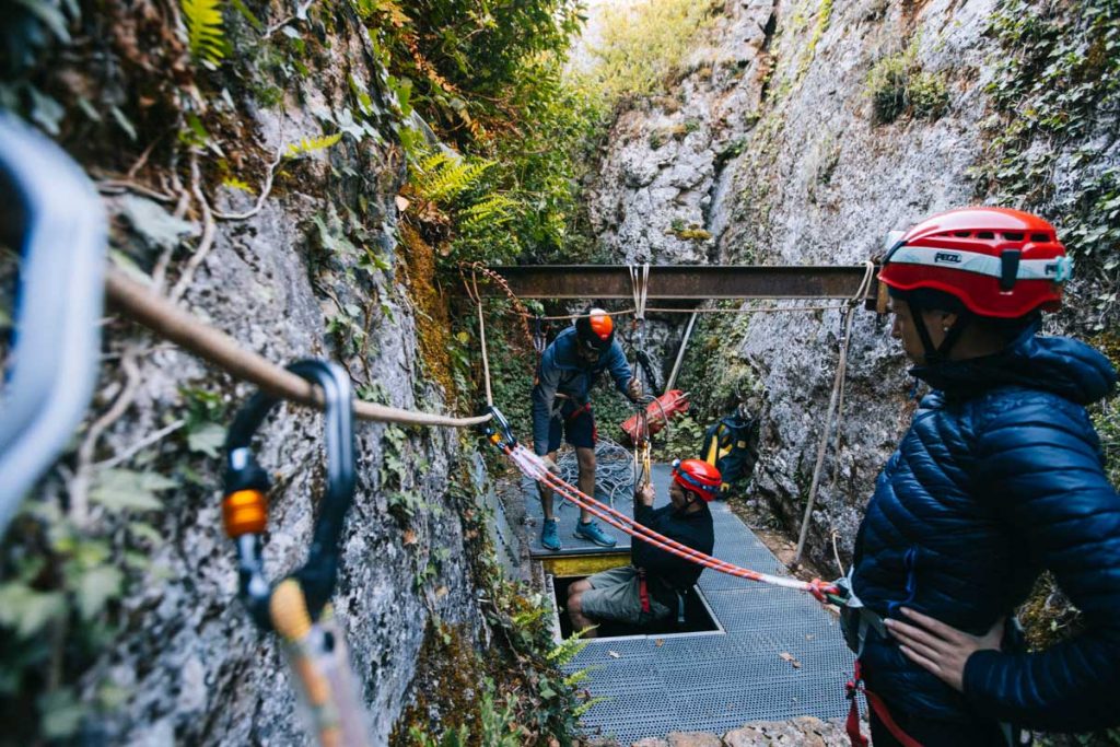 Descente en rappel dans l'aven Armand en Lozère. crédit photo : Clara Ferrand - blog Wildroad