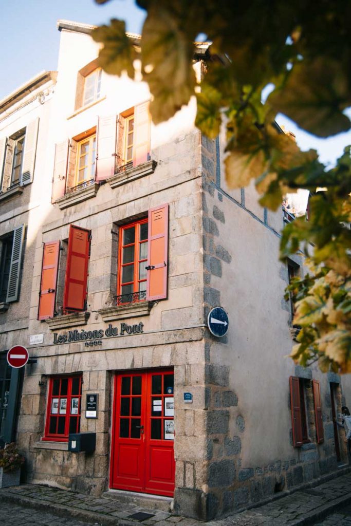 Dormir à Aubusson dans les maisons du pont, un bon hébergement aux porte du PNR de millevaches en Limousin. crédit photo : Clara Ferrand - blog Wildroad