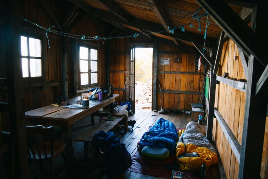 Dormir dans une cabane au dessus de mijavol sur le GR7°0. crédit photo : Clara Ferrand - blog Wildroad