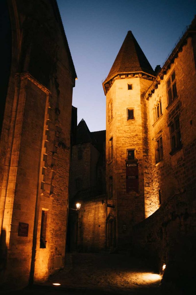 Le centre historique de Sarlat à visiter de nuit avec l'éclairage au gaz. crédit photo : Clara Ferrand - blog Wildroad
