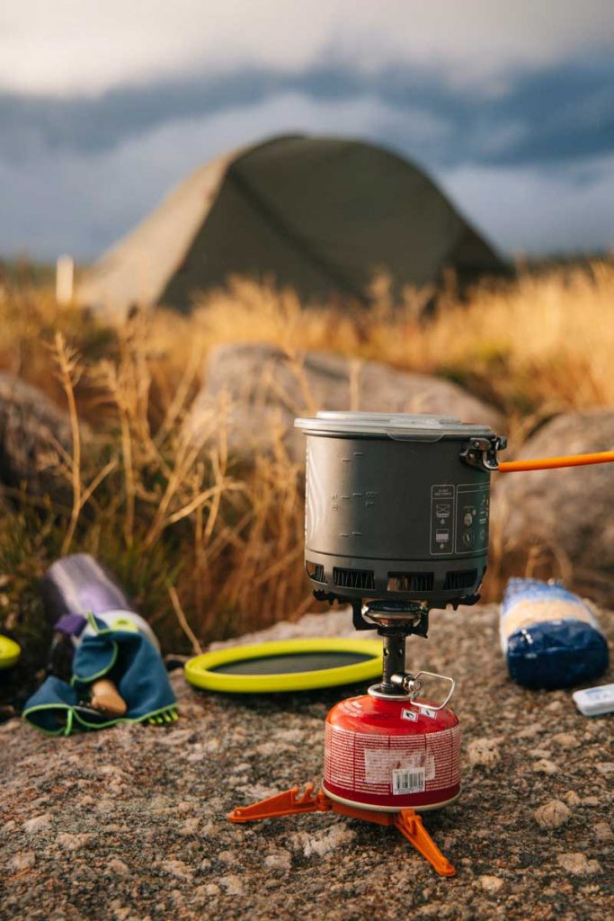 Équipement de cuisine pour un bivouac. crédit photo : Clara Ferrand - blog WIldroad