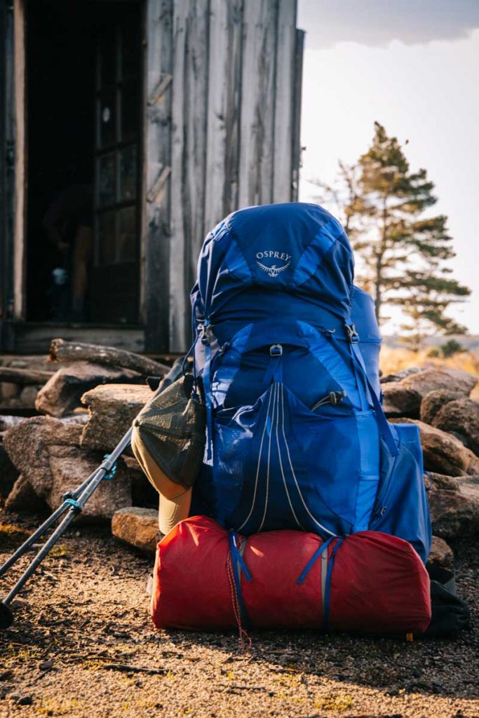 Mon sac à dos de randonné pour un sentier de grande randonnée comme le GR70. crédit photo : Clara Ferrand - blog Wildroad