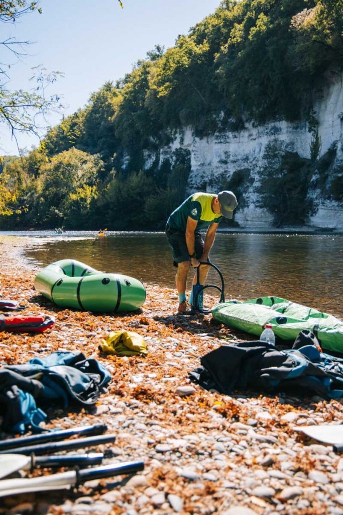 Faire une expérience d'aventure en packraft en France dans le Sud-ouest. crédit photo : Clara Ferrand - blog Wildroad