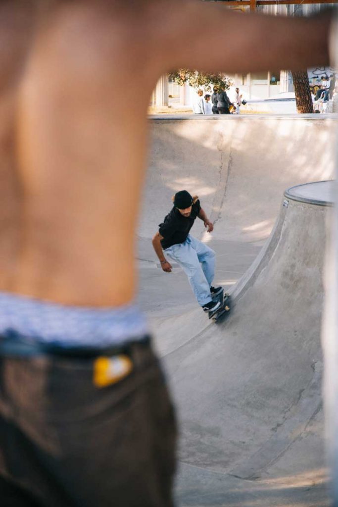 Faire du skate dans le stade d'entrainement des JO2024 à Capbreton. crédit photo : Clara Ferrand - blog Wildroad