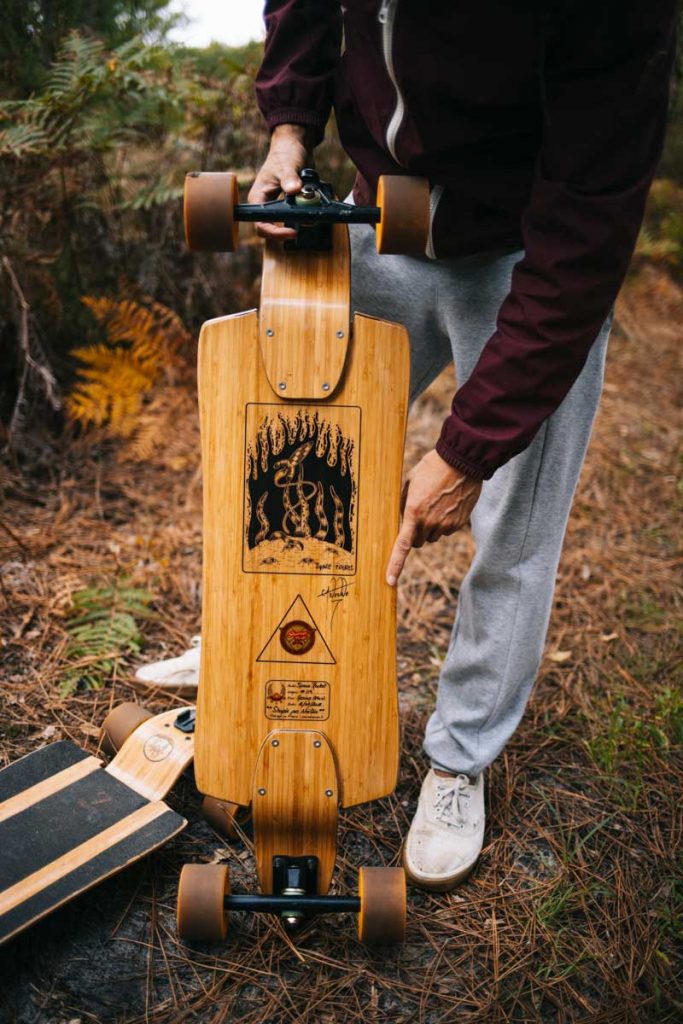 Faire du longboard sur les pistes cyclable entre les pins marin. crédit photo : Clara Ferrand - blog Wildroad