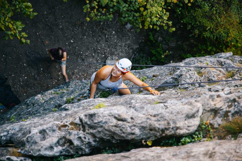 Faire de l'escalade en falaise dans le cirque des baumes. crédit photo : Clara Ferrand - blog Wildroad