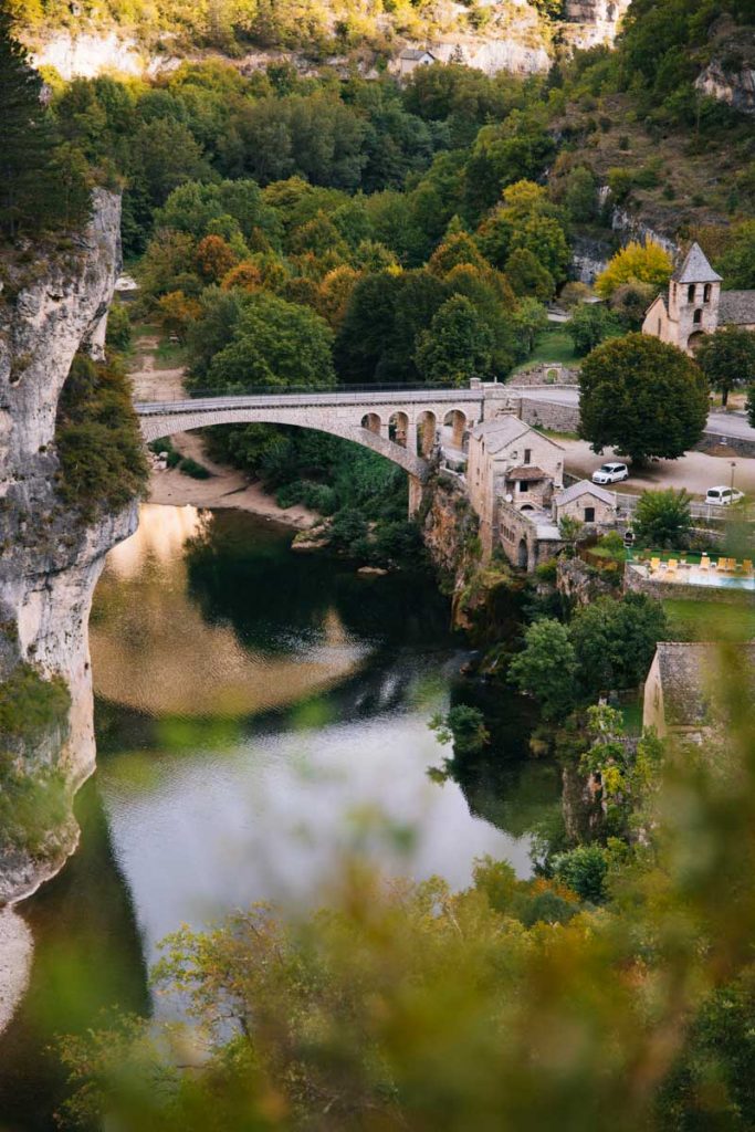 Le village de Saint-Chély-du-Tarn depuis le sentier de randonnée. crédit photo : Clara Ferrand - blog Wildroad