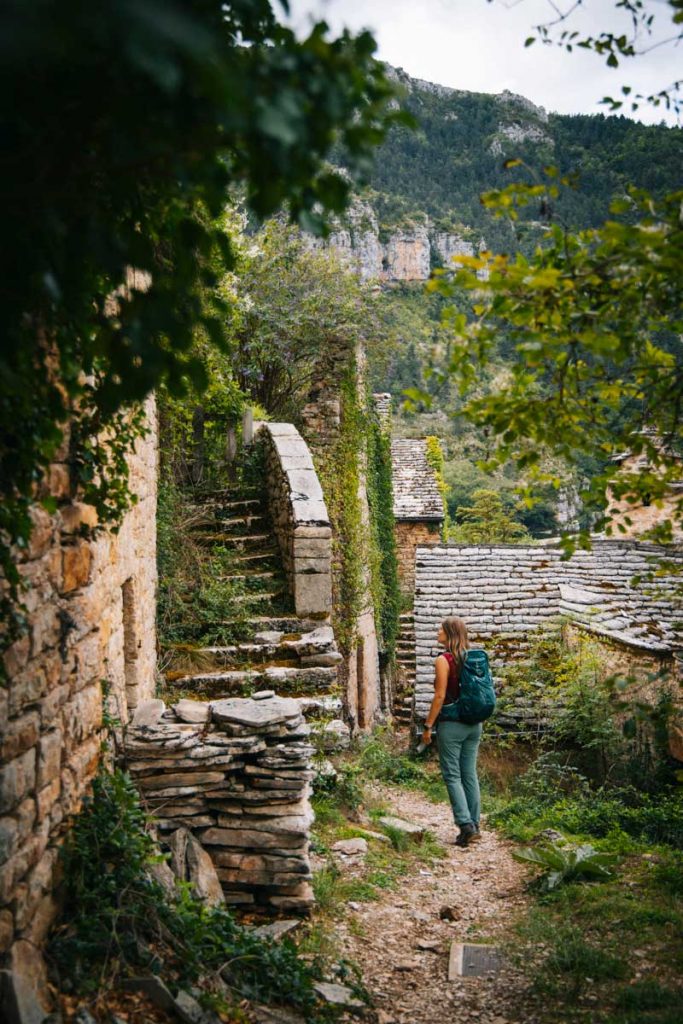 Le hameau de Hautesrives sur le sentier de randonnée dans les gorges. crédit photo : Clara Ferrand - blog WIldroad