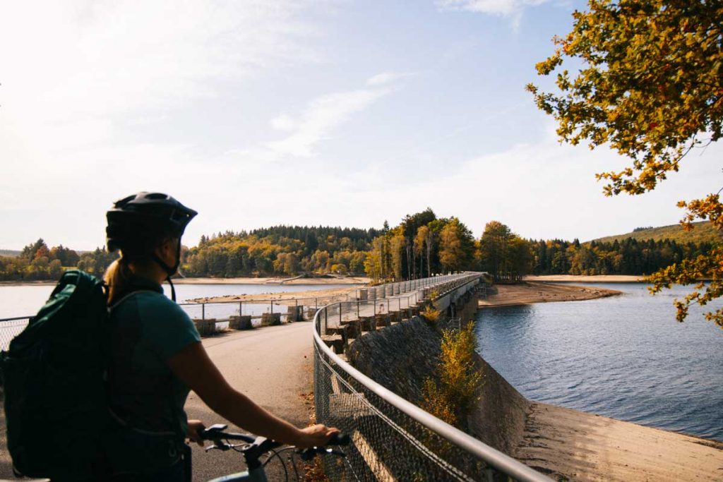 Aller sur l'île de Vassivière à vélo. crédit photo : Clara Ferrand - blog Wildroad