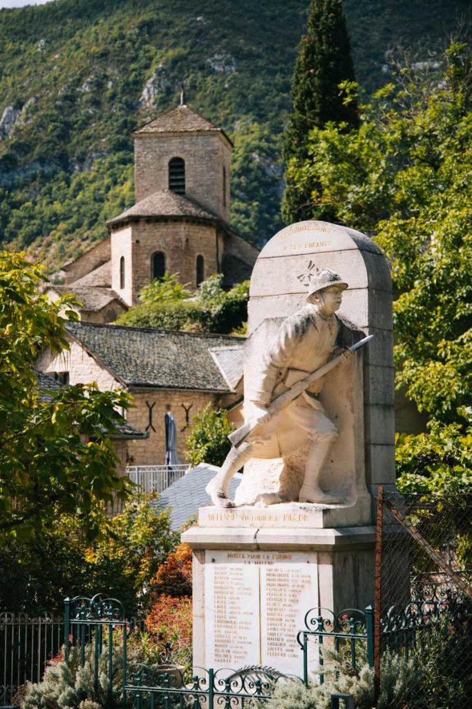 Statue dans le village de La Malène dans les Gorges du Tarn. Crédit photo : Clara Ferrand - blog Wildroad