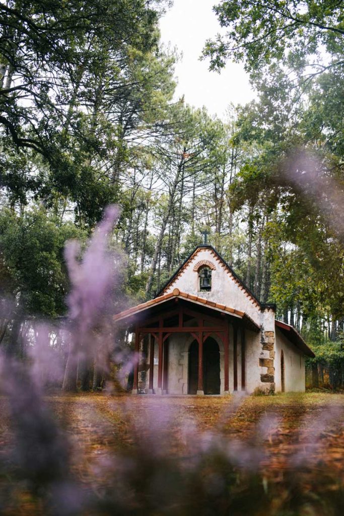 La magnifique chapelle Saint-Laurent dans la foret des Landes à Moliets. crédit photo : Clara Ferrand - blog Wildroad