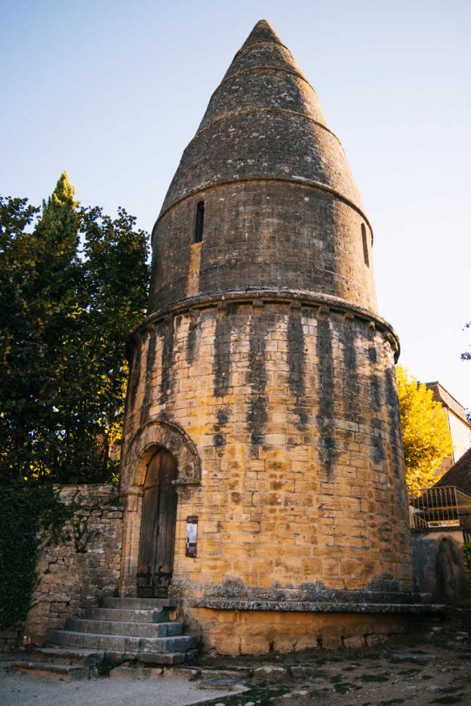 La lanternes aux morts monument le plus ancien de Sarlat. crédit photo : Clara Ferrand - blog Wildroad