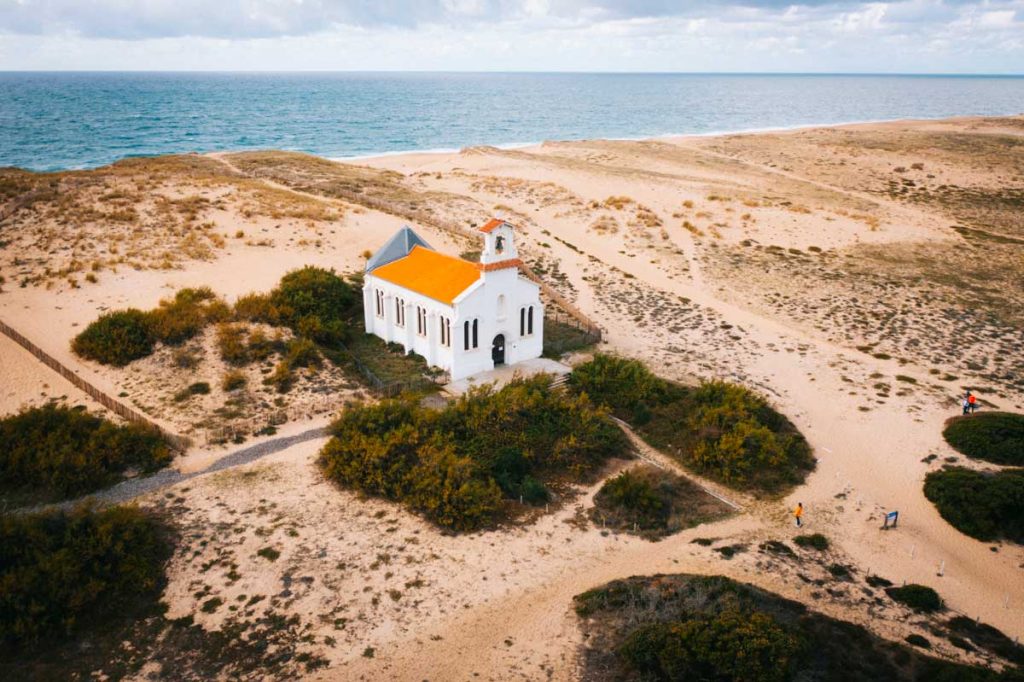 La Chapelle de Sainte Thérèse perdue dans les dunes de Labenne. crédit photo : Clara Ferrand - blog Wildroad