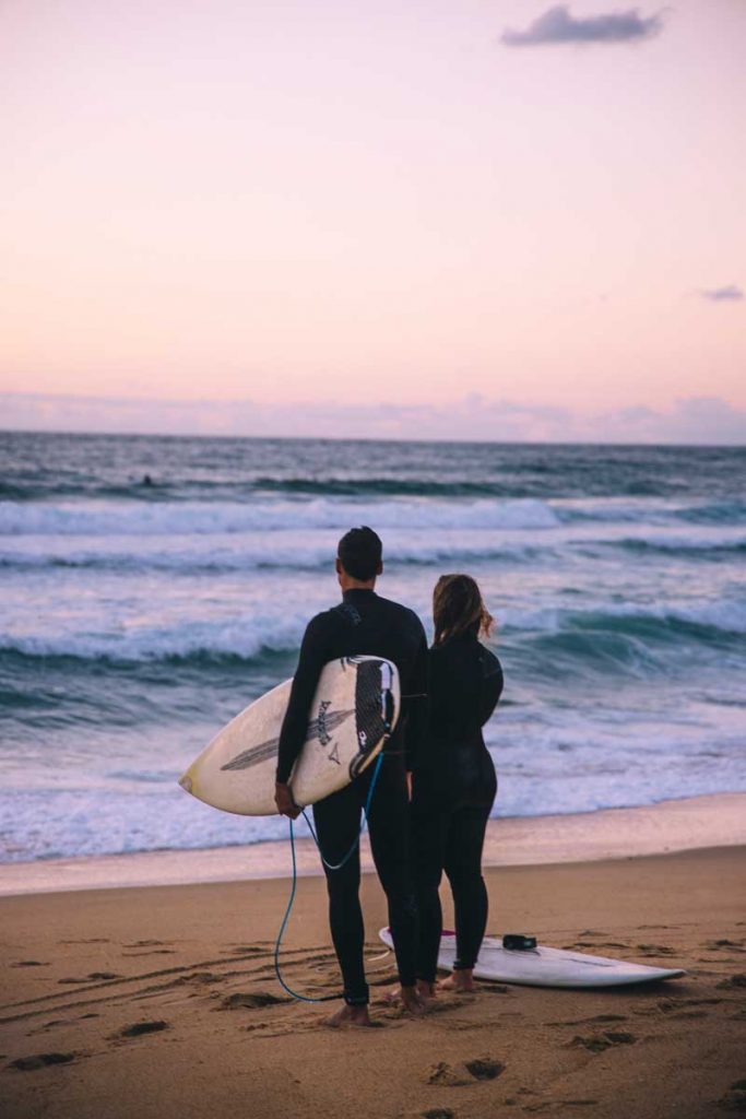 Surfer dans les landes à la plage de Santocha au coucher de soleil. crédit photo : Clara Ferrand - blog Wildroad