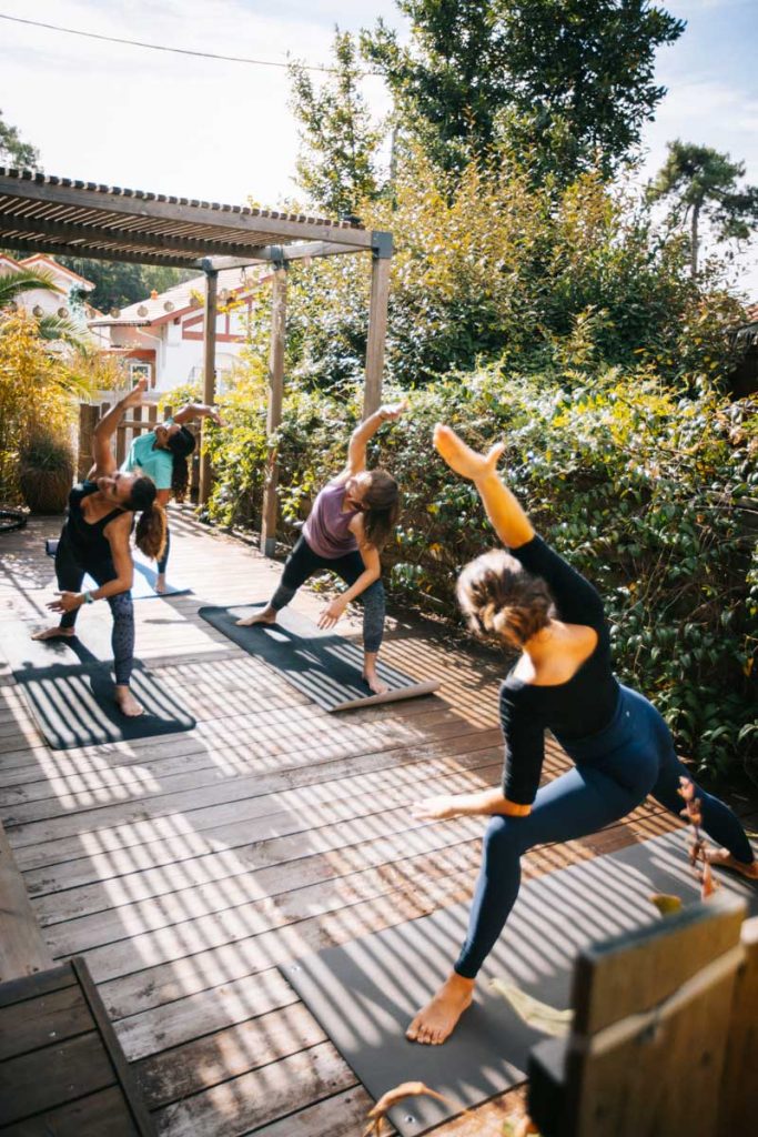 Faire du yoga sur la côte Landaise au Wood'n sea à Capbreton. crédit photo : Clara Ferrand - blog Wildroad