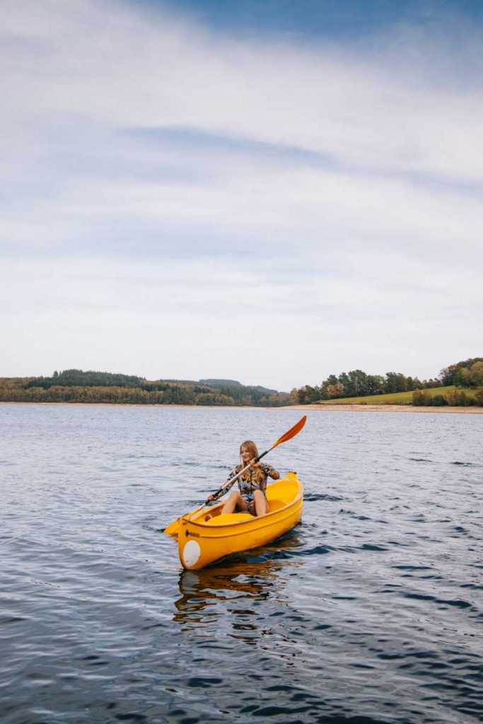 Louer un canoë pour aller sur le lac de Vassivière. crédit photo : Clara Ferrand - blog Wildroad