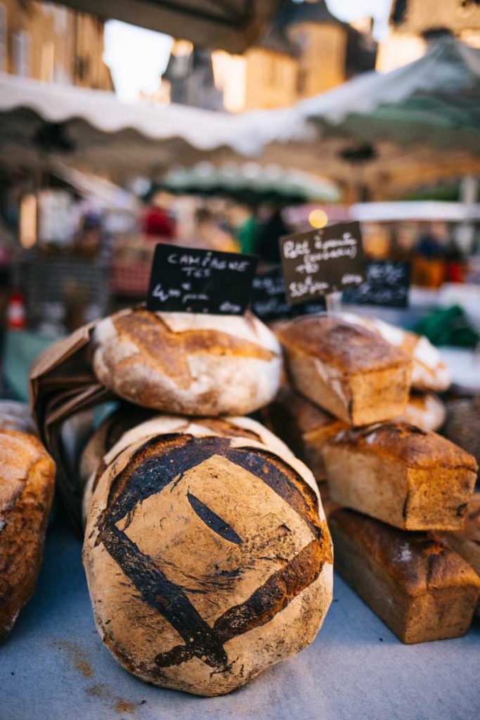 Marché hebdomadaire de Sarlat dans le Périgord. crédit photo : Clara Ferrand - blog Wildroad