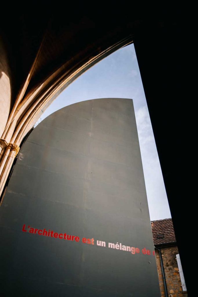 la porte en acier monumental de Jean Nouvel de l'église Sainte Marie à Sarlat. crédit photo : Clara Ferrand - blog Wildroad