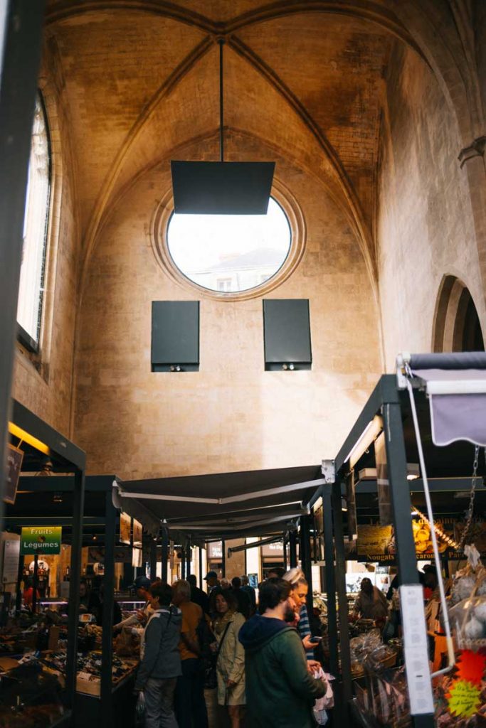 Marché couvert de Sarlat dans l'église Sainte Marie par Jean Nouvel. crédit photo : Clara Ferrand - blog Wildroad