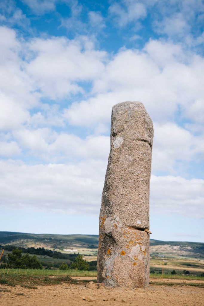 Les menhirs de la cham des Bondons. crédit photo : Clara Ferrand - blog Wildroad