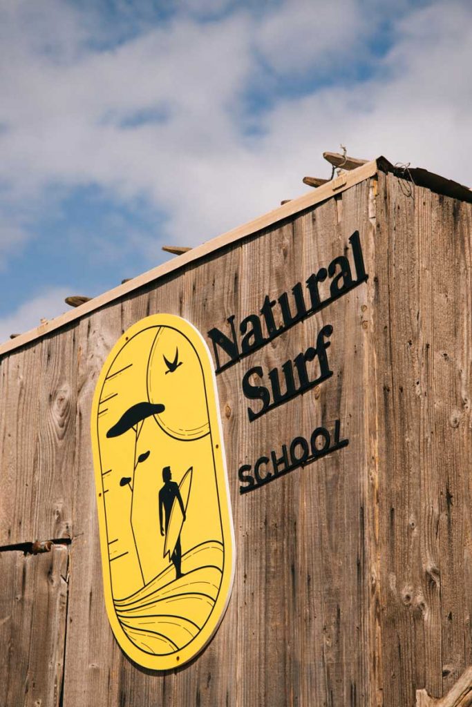 Prendre des cours de surf avec la natural surf School à la plage des casernes. crédit photo : Clara Ferrand - blog Wildroad
