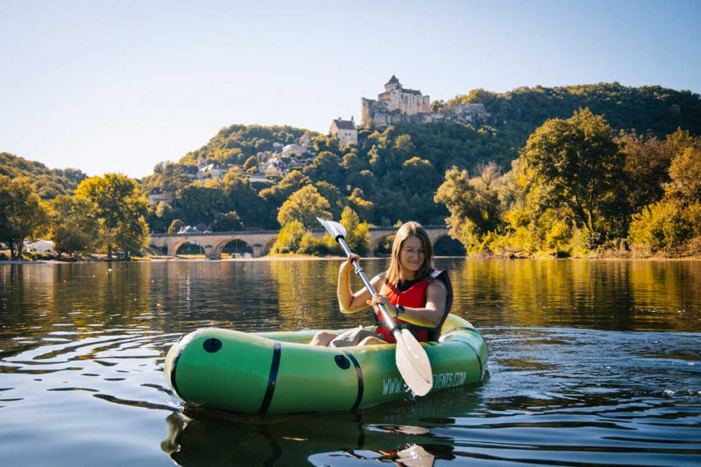 Packraft sur la Dordogne, un moyen original de voir les châteaux. crédit photo : Clara Ferrand - blog Wildroad