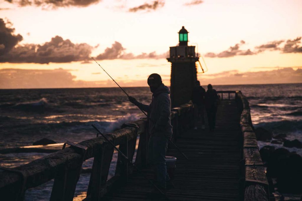 Les pêcheurs en fin de journée au phare de l'Estacade. crédit photo : Clara Ferrand - blog Wildroad