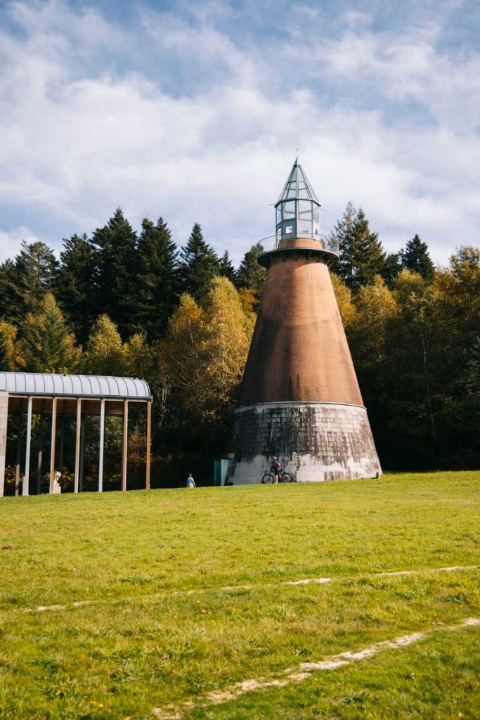 Le phare du CIAPV sur l'île de Vassivière. crédit photo : Clara Ferrand - blog WIldroad