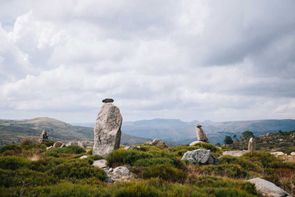 Les pierres en équilibre à la Cham de l'hermet dans les Cévennes. crédit photo : Clara Ferrand - blog Wildroad
