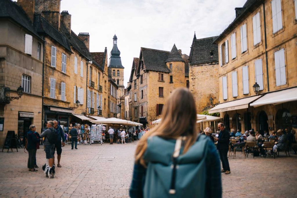 La place de la liberté au centre ville de Sarlat. crédit photo : Clara Ferrand - blog Wildroad