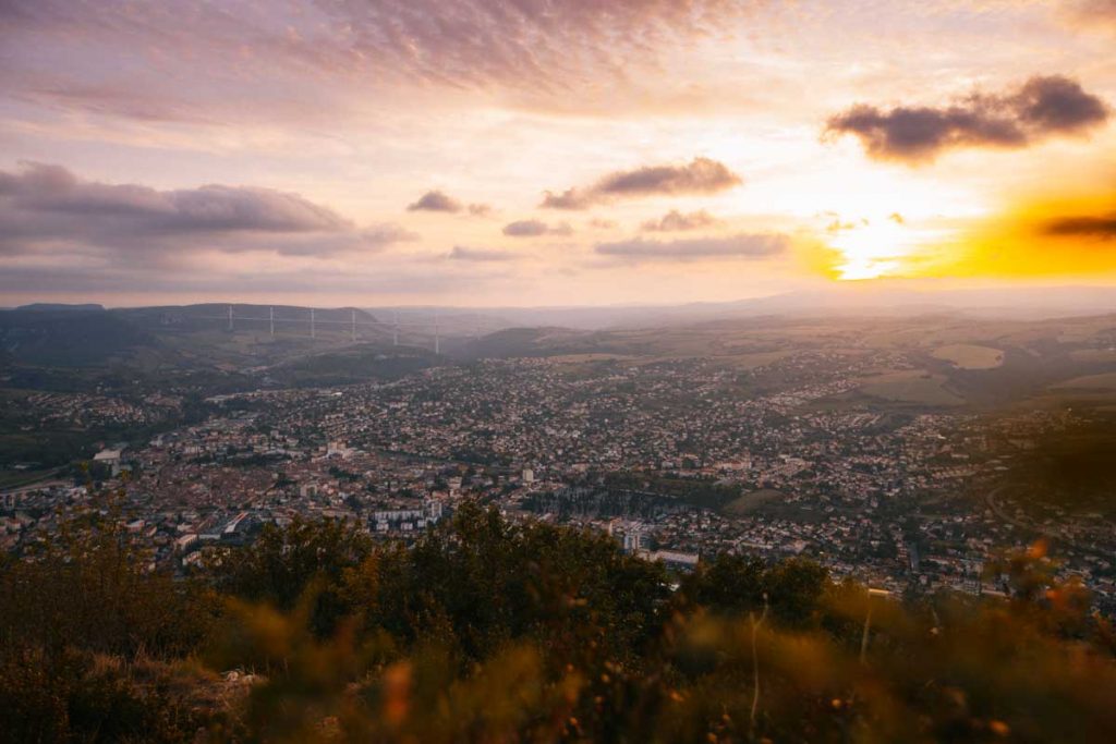 Le viaduc de Millau au coucher du soleil depuis le Puncho d'Agas. crédit photo : Clara Ferrand - blog Wildroad