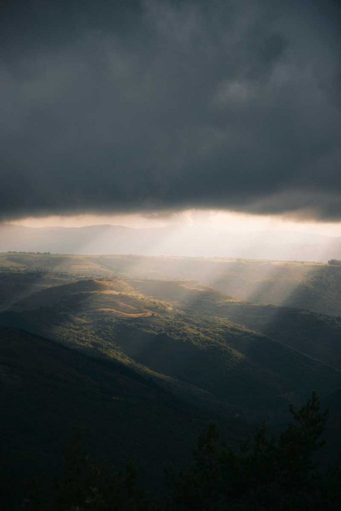 Coucher de soleil dans le parc national des Cévennes sur l'étape du GR70 au dessus de Mijavol. crédit photo : Clara Ferrand - blog Wildroad