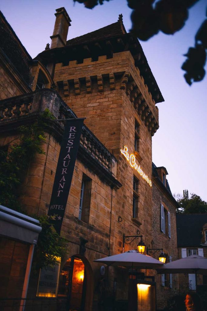 Le restaurant de la Coulevrine dans les anciens remparts de la ville de Sarlat. crédit photo : Clara Ferrand - blog Wildroad