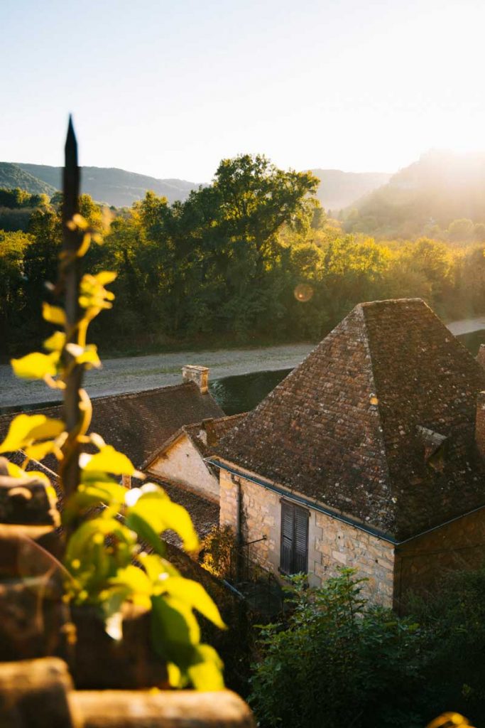 Coucher de soleil dans le village de la Roque Gageac dans le Périgord Noir. crédit photo : clara Ferrand - blog WIldroad