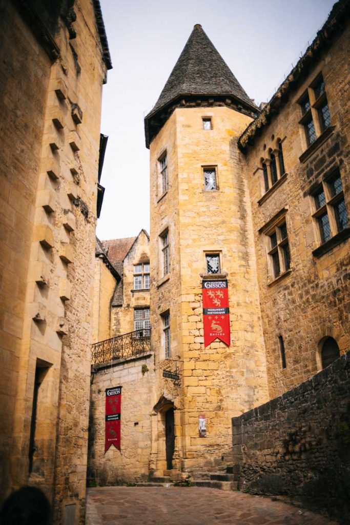 Sarlat et son emblème la Salamandre expliquées en visite guidée. crédit photo : Clara Ferrand - blog Wildroad