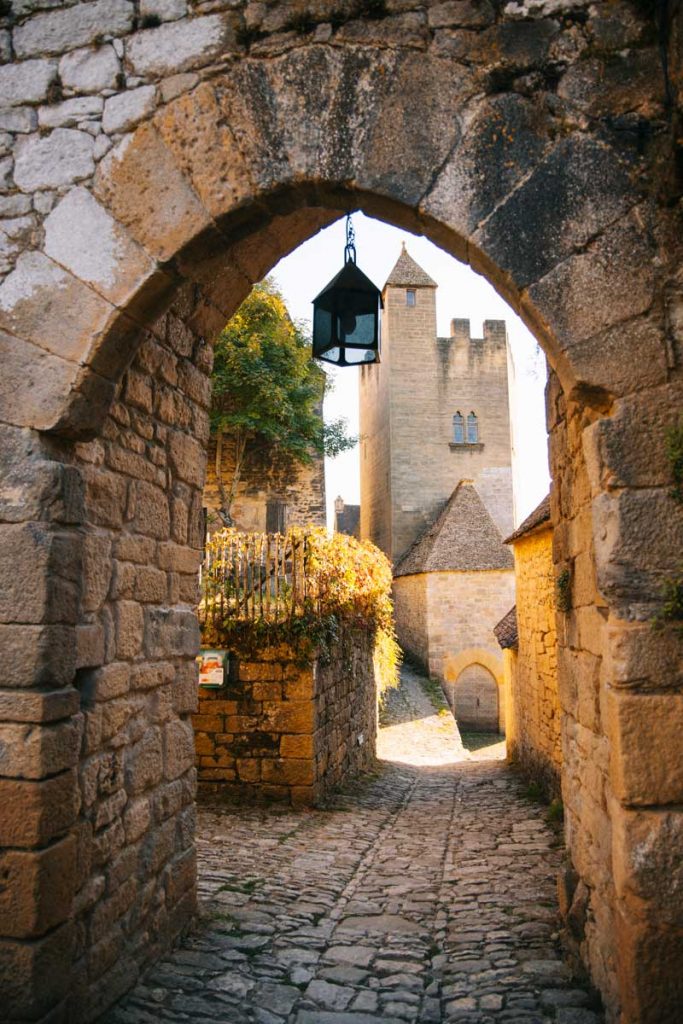 Se promener dans les ruelles médiévale des rues de Beynac-et-Cazenac. crédit photo : Clara Ferrand. - blog Wildroad