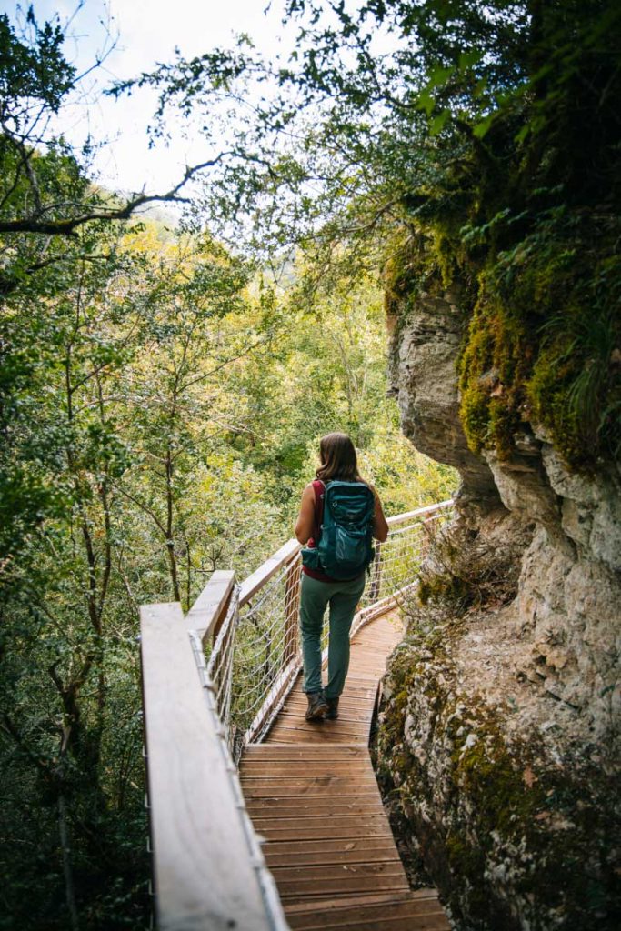 Sentier du GR736 dans les Gorges du Tarn. crédit photo : Clara Ferrand - blog Wildroad