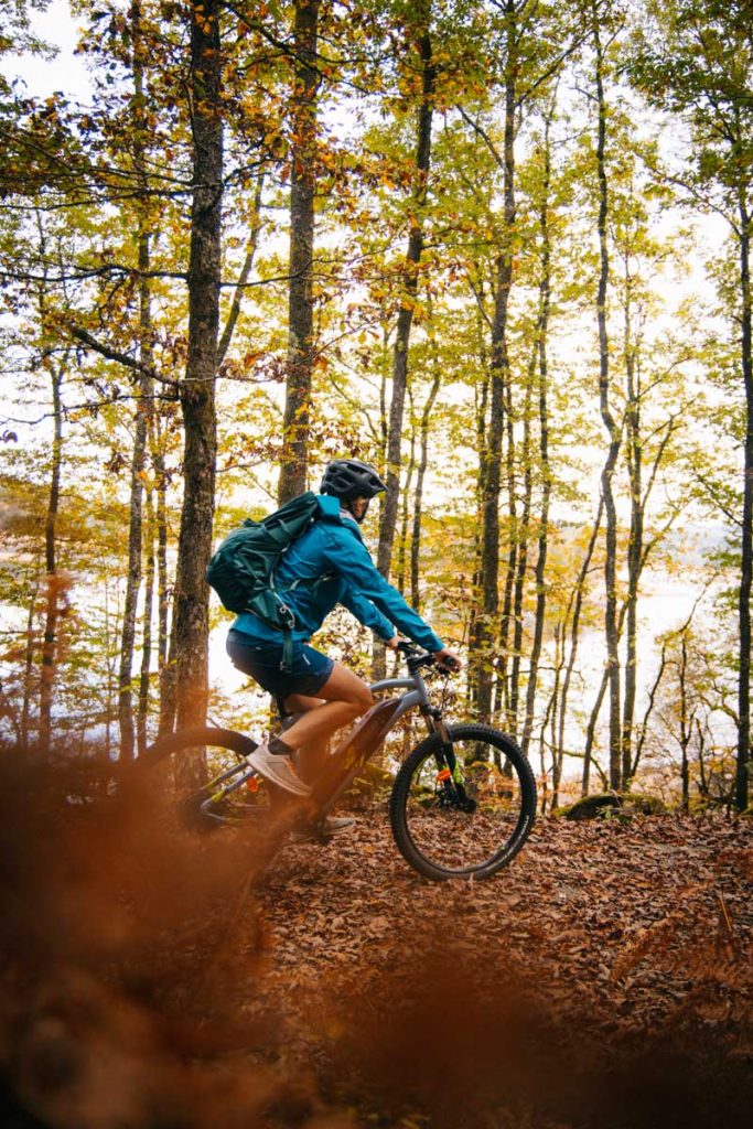 Sentier de vTT en Creuse autour du lac de Vassivière. crédit photo : Clara Ferrand - blog Wildroad