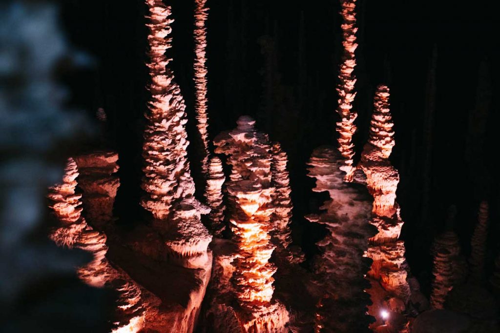Les stalagmite de l'aven Armand. crédit photo : Clara Ferrand - blog Wildroad
