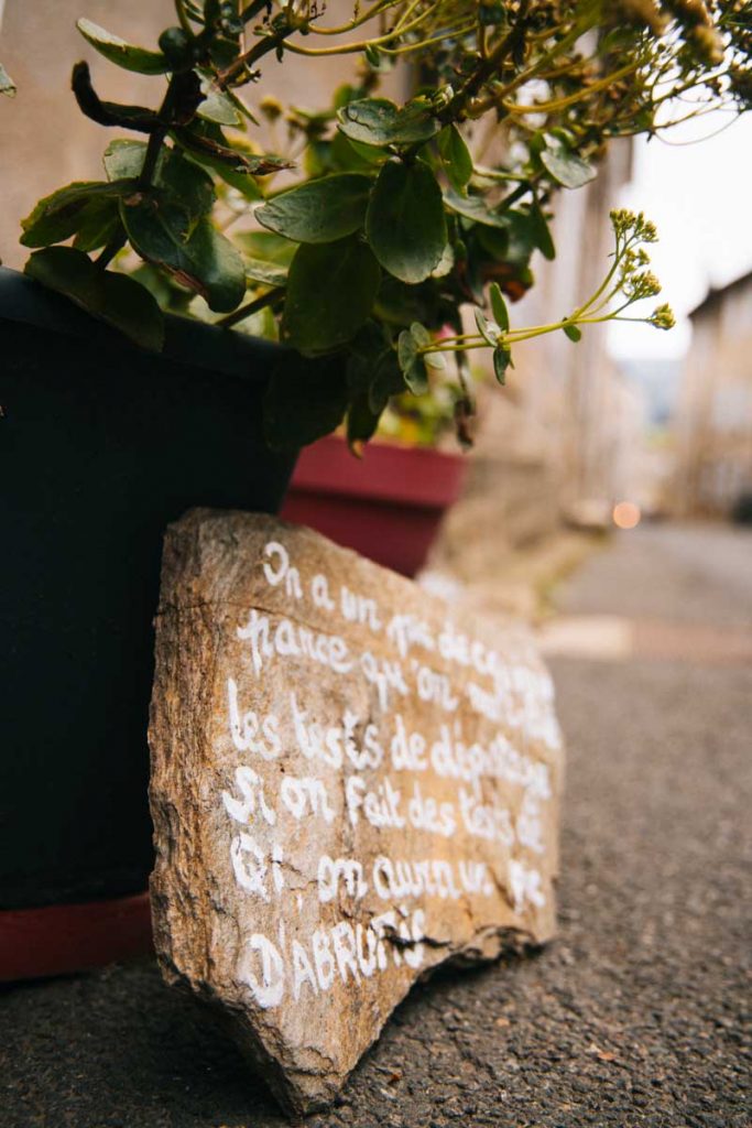 Les messages entre randonneurs sur le chemin de Stevenson. crédit photo : Clara Ferrand - blog WIldroad