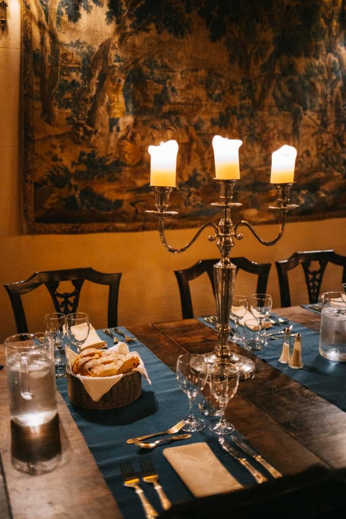 Table d'hôte de l'Abbaye du Palais. crédit photo : Clara Ferran d- blog Wildroad