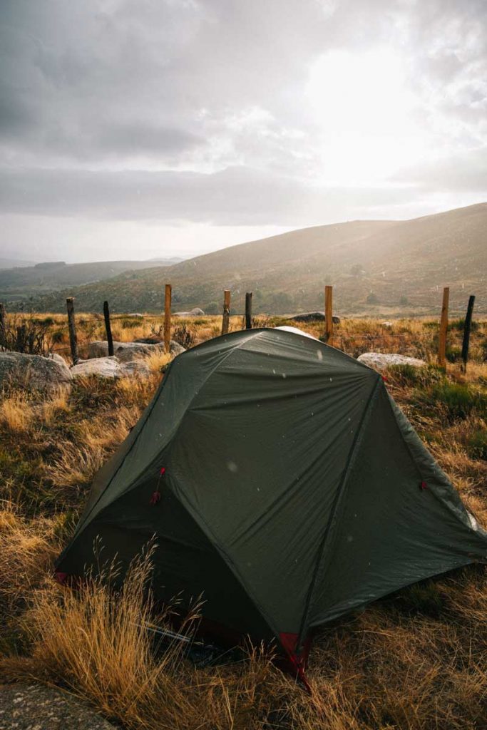 La tente mer pour un bivouac sur le GR70. crédit photo : clara Ferran d- blog WIldroad